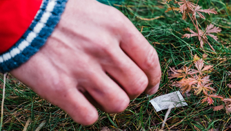 En snus plockas upp i naturen. Foto: Darren Hamlin