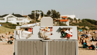 Fylld soptunna vid strand. Foto: Emma Grann