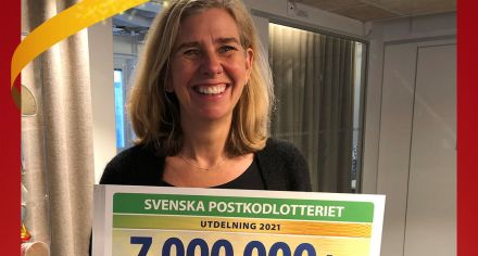 Johanna Ragnartz, VD på Håll Sverige Rent, med check efter Svenska Postkodlotteriets utdelning 2021.