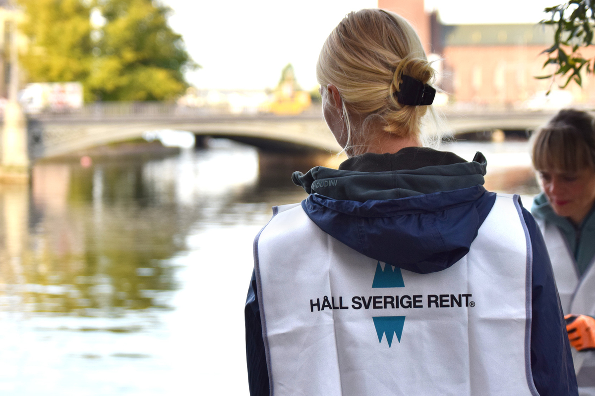 Person med Håll Sverige Rent-väst