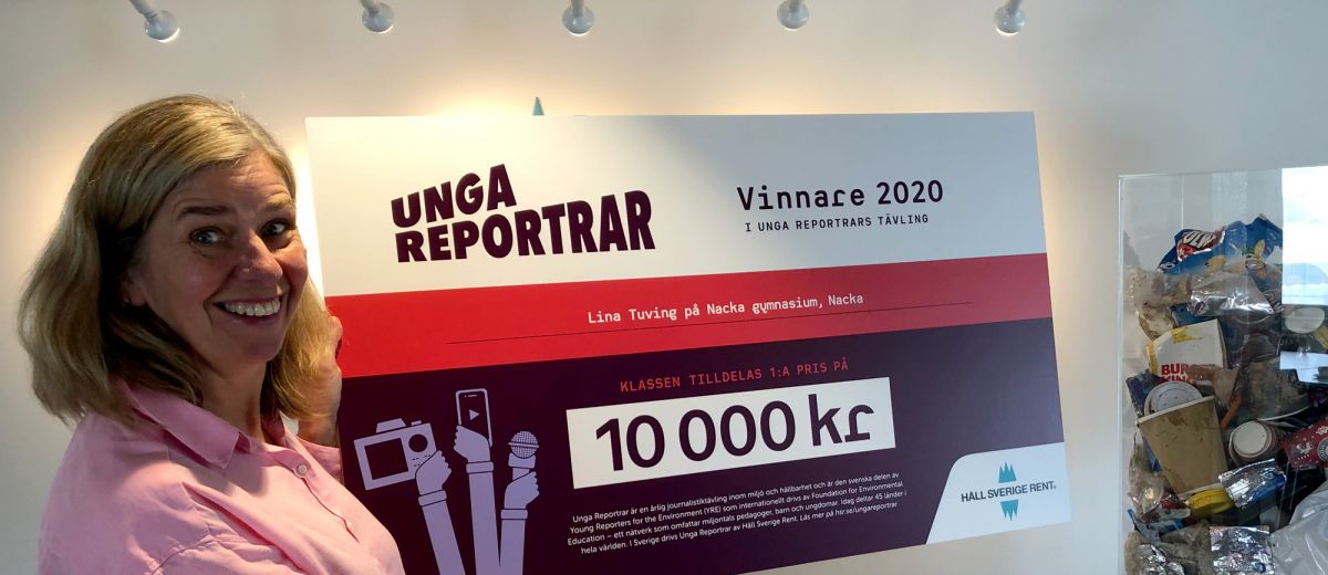 Johanna Ragnartz, VD på Håll Sverige Rent, håller upp en prischeck till vinnaren i Unga Reportrar 2020.