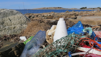 Plastflaskor och annat skräp på en strand på Bohuskusten