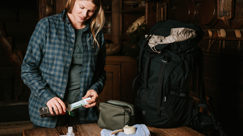 Linda Åkerberg packar skräpsmart. Foto: Emma Grann